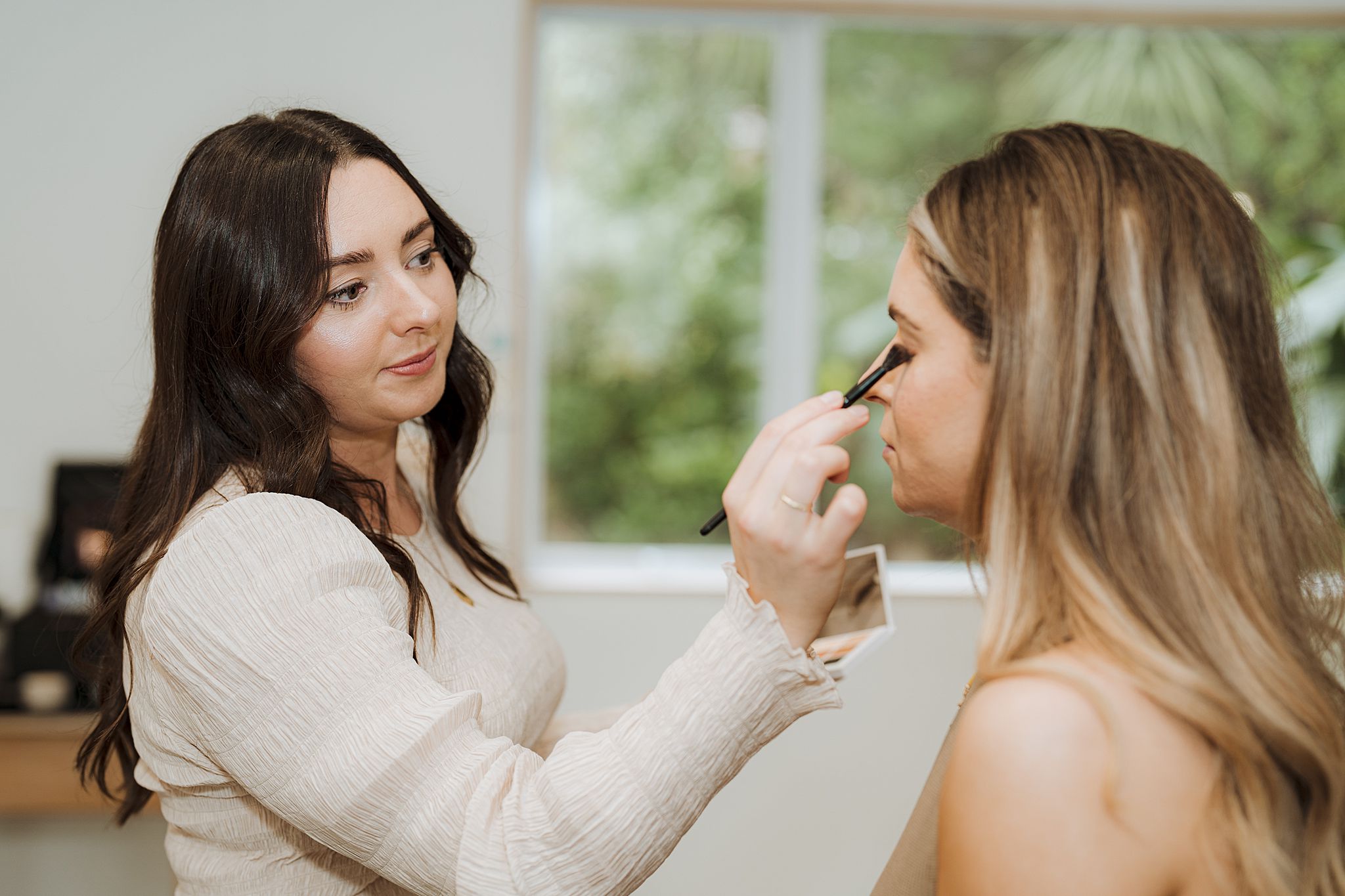 paige shipstone makeup artist doing makeup